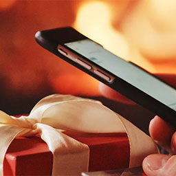 CIAM for Retail: Shopping on mobile phone for holiday gift